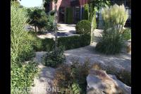 Onderhoudsarme tuin met grind, siergras en rotsblokken