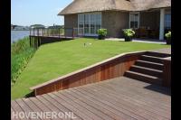 Strakke achtertuin met grasmatten