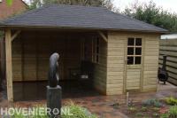 Houten tuinhuis met overkapping