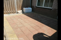 Terras van betontegels in pastelkleuren