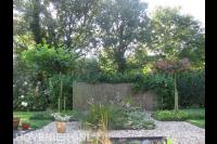 Natuurlijke tuin met veel groen en grindpaden