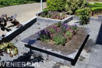 Voortuin met split en plantenbakken