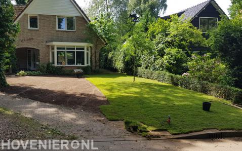 Graszoden leggen in voortuin