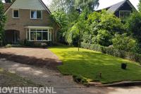 Graszoden leggen in voortuin