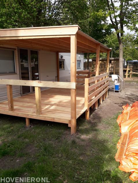 Houten veranda bij caravan 1