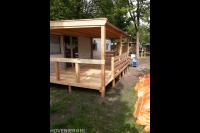 Houten veranda bij caravan 1