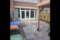 Sierbestrating van keramische tegels en mozaïektegels in achtertuin