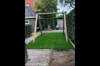 Kunstgras met schommel