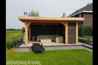 Houten veranda met tuinhaard en houten bank