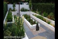 Achtertuin met plantenbakken