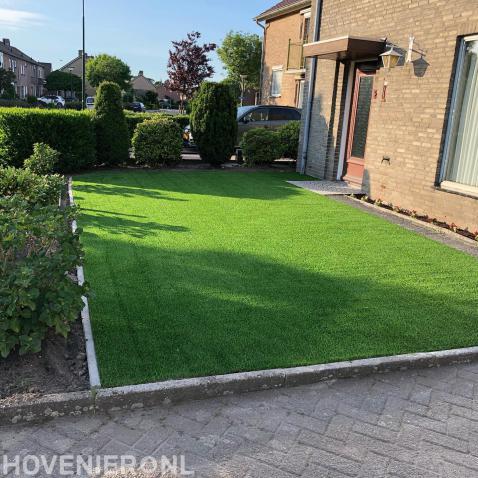 Kunstgras in voortuin