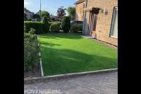 Kunstgras in voortuin