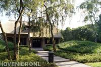 Groene tuin met struiken en siergras bij villa 3