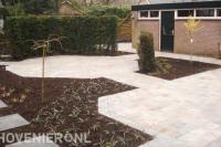 Tuin bestraten met siertegels en aanbrengen van nieuwe beplanting