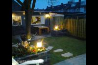 Gazon van graszoden met stapstenen