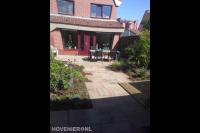 Tuin bestraten met siertegels in wildverband