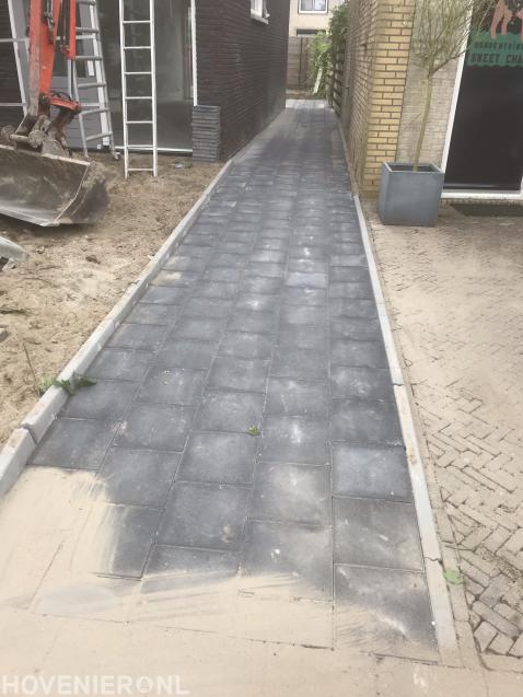 Tuinpad van betontegels 1