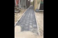 Tuinpad van betontegels 1