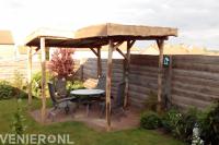 Zithoek met houten overkapping