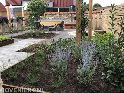 Tuinrenovatie met sierbestrating, verhoogde borders en pergola 1