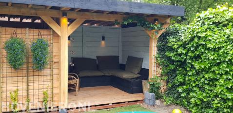 Luxe houten veranda met vlonder en loungebank
