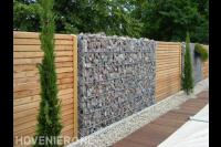 Schutting van houten schermen en schanskorven