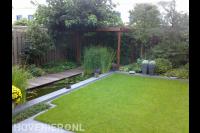 Achtertuin met vijver, vlonder, pergola en gazon