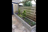 Plantenbak van gestapelde stenen