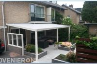 Terrasoverkapping met loungeset in achtertuin
