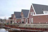 Houten beschoeiing langs het water