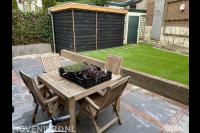 Tuinaanleg met terras, kunstgras en houten berging