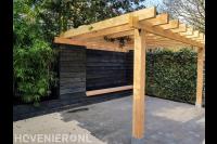 Robuuste houten pergola met zitbankje