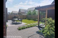 Moderne tuin met overkapping