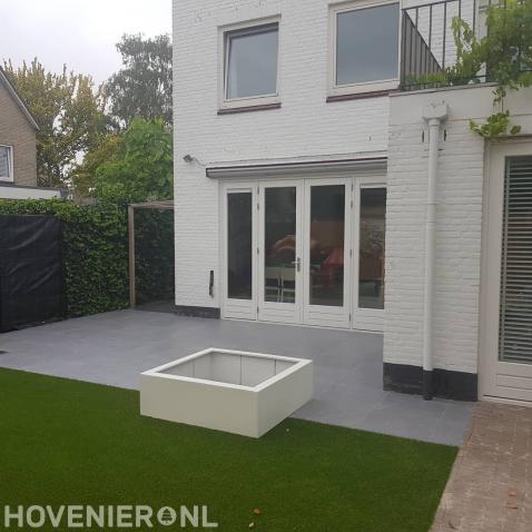 Moderne achtertuin met terras en kunstgras