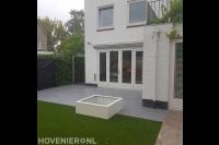 Moderne achtertuin met terras en kunstgras