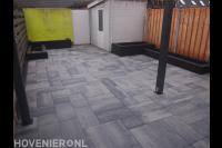 Bestrating van natuursteen tegels in wildverband