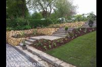 Tuin met hoogteverschillen en trap