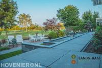 Tuin met verhoogd terras, vijver en vlonder aan het water 1