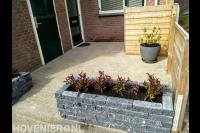 Kleine voortuin met bestrating van klinkers en plantenbakken 1