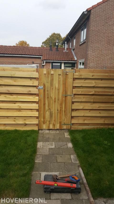 Houten tuinpoort plaatsen