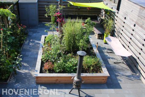 Kleurrijke tuin met plantenbak van Douglas hout en zonnedoek 3