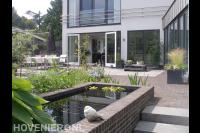Vijver in strakke achtertuin