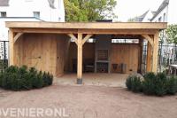 Houten veranda met tuinhaard en berging
