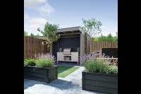 Kleine houten overkapping met tuinkeuken