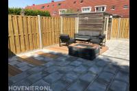 Achtertuin met houten vlonder en bestrating 1