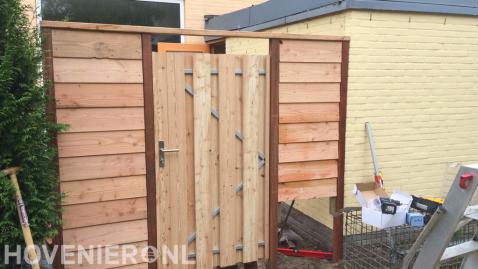 Houten tuinpoort plaatsen