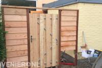 Houten tuinpoort plaatsen