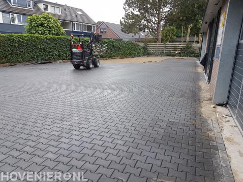 Terrein bestraten met betonklinkers