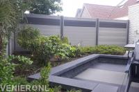 Tuin met composiet schutting en verhoogde borders
