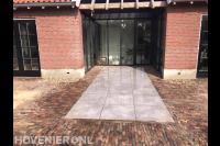 Terras bestraten met siertegels en oude gebakken klinkers